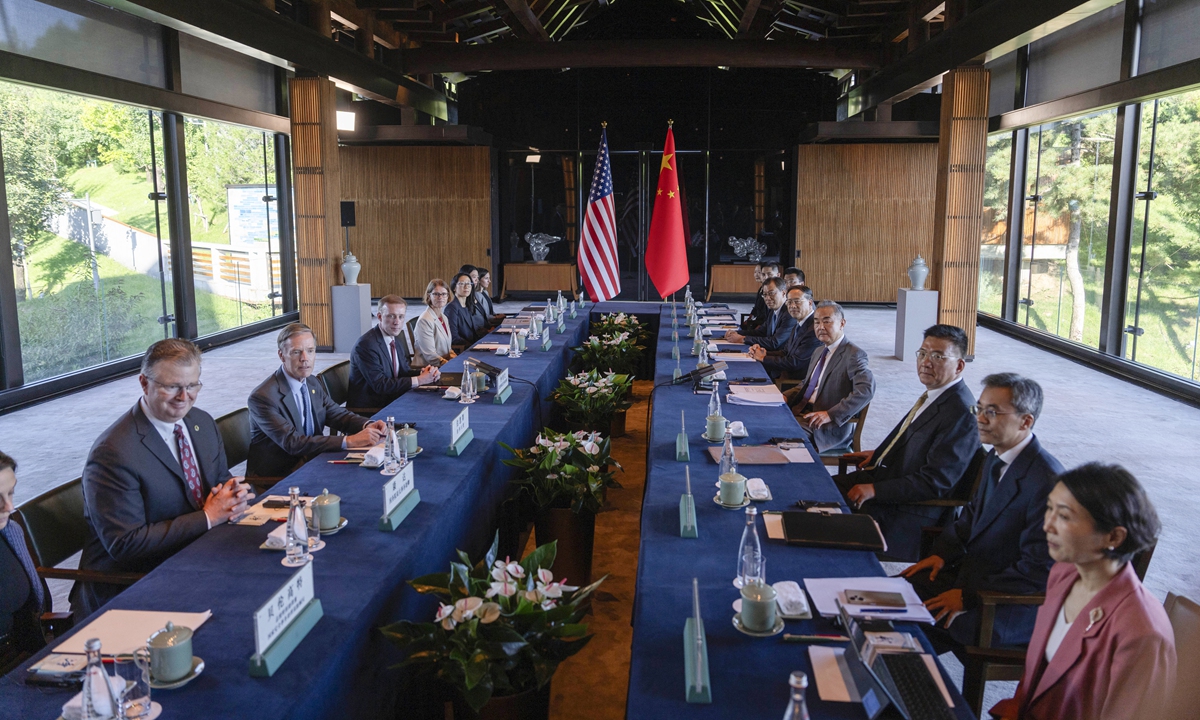 Wang Yi, director of the Office of the Central Commission for Foreign Affairs (fourth right), and US National Security Advisor Jake Sullivan (third left) pose for photos before talks in Beijing on August 27, 2024. Photo:AFP