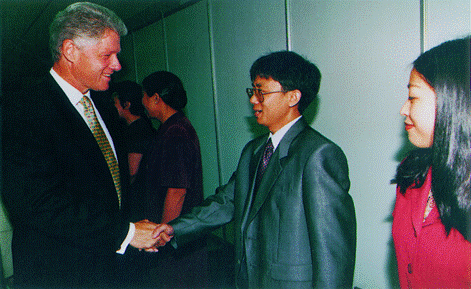 4.1998年,吴心伯教授应邀参加了在上海图书馆举行的座谈会并受到克林顿总统的接见