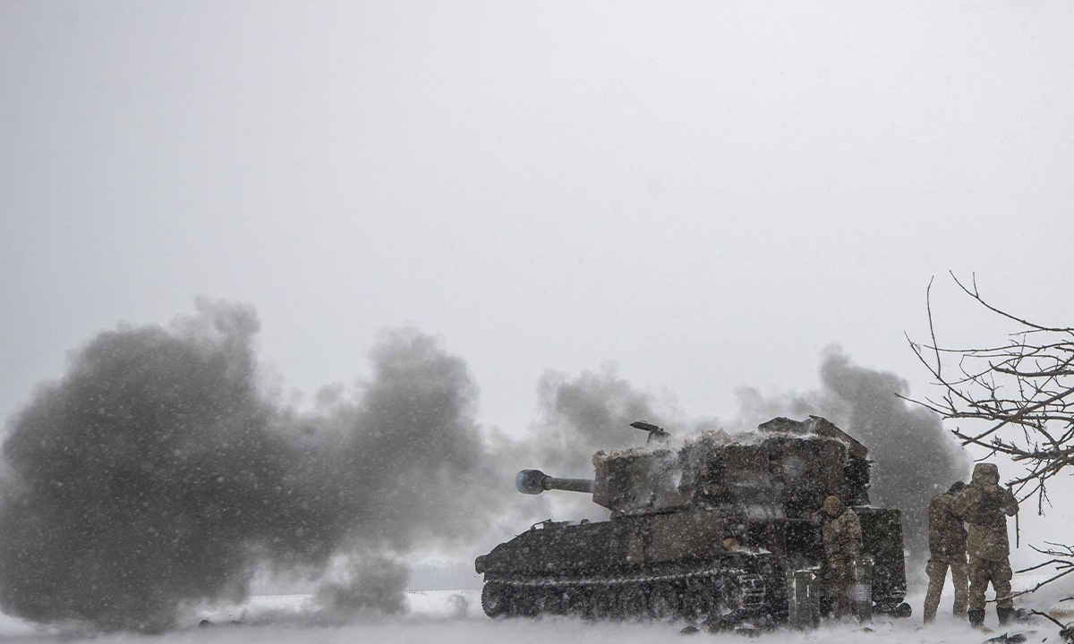 Ukrainian soldiers prepare to fire US-made “M109” self-propelled howitzer on the frontline in Donetsk Oblast, Ukraine on February 17, 2023. Photo:IC