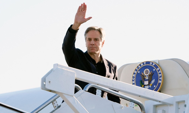 US Secretary of State Antony Blinken waves as he boards his plane at Joint Base Andrews in Maryland, on April 23, 2024, on his way to Beijing. Photo:VCG