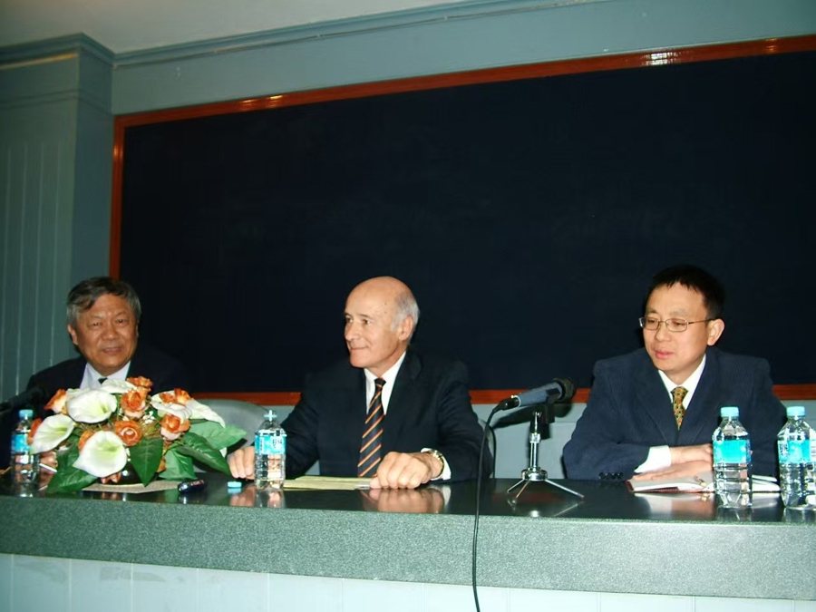 2006年4月26日,约瑟夫奈教授在复旦大学美国研究中心发表演讲。 2006年4月26日,约瑟夫奈教授在复旦大学美国研究中心发表演讲。
