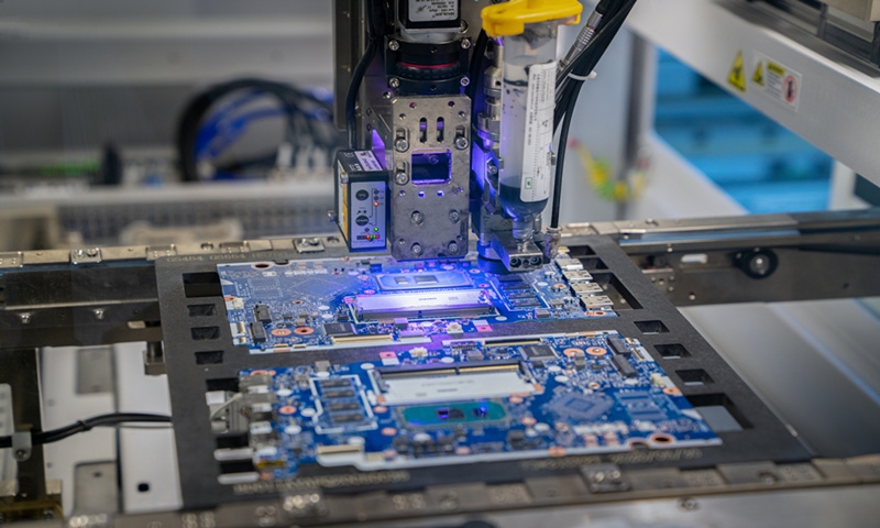 A chip manufacture machine Photo: VCG A chip manufacture machine Photo: VCG