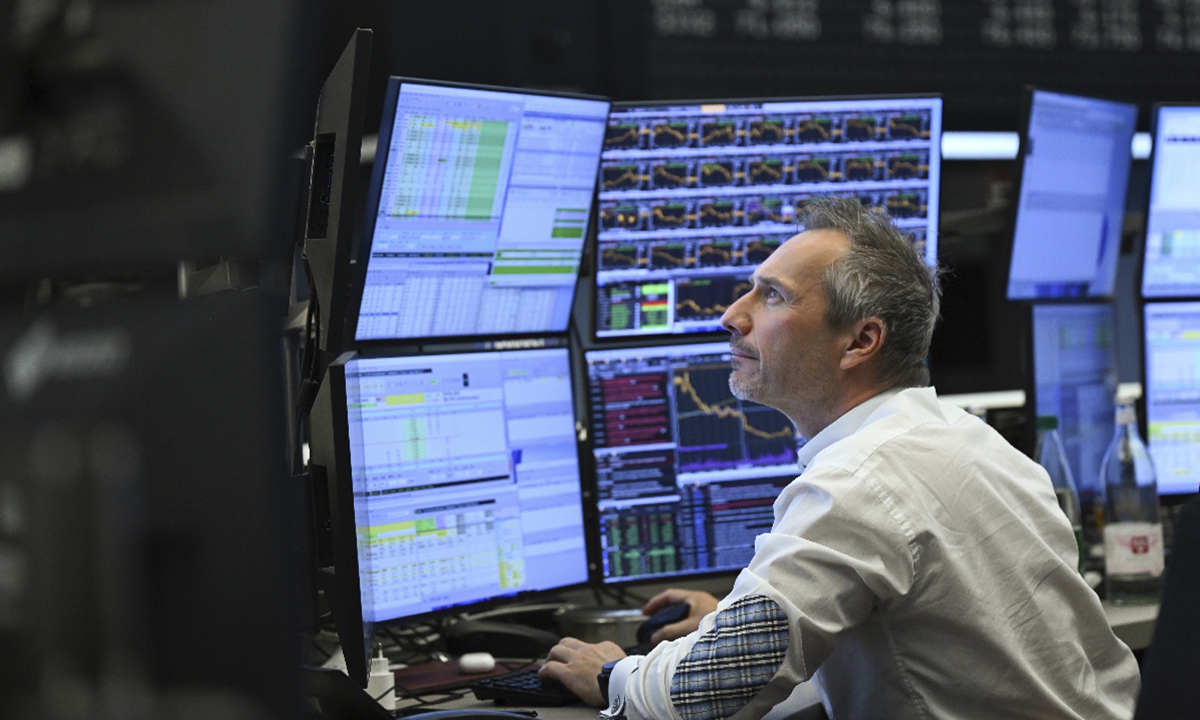 A trader watches monitors on the trading floor of the Frankfurt Stock Exchange on April 10, 2025. Photo: VCG